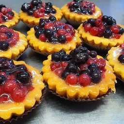 Tartlet with jam and berries