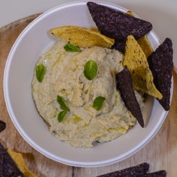 Tapas di hummus di ceci e nachos