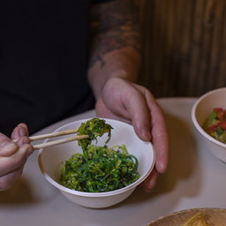 Tapas di alga wakame con semi di sesamo