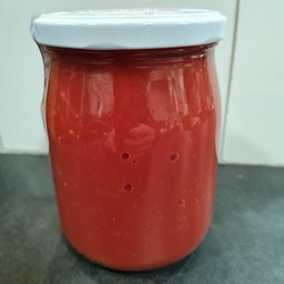 Passata di pomodoro con basilico