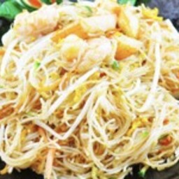  93 Spaghetti di Riso con gamberetti alla thailandese 