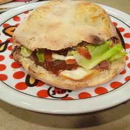 Hamburger di manzo, provola, pancetta, insalata. pomodoro, ketchup, maionese
