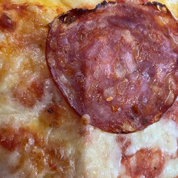 Pizza al taglio con salame piccante