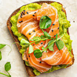 AVOCADO TOAST: guacamole, pomodori secchi e salmone fumè.