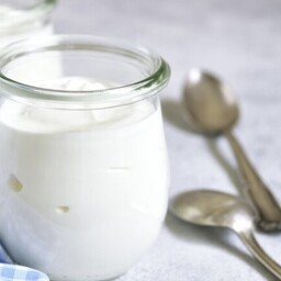 Yogurt fermentato in casa bianco bio senza zuccheri.