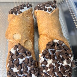 Cannolo con gocce di cioccolato