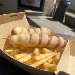 Gebratener Hot Dog mit Pommes