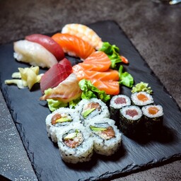 24 Mix Sushi e Sashimi Medio