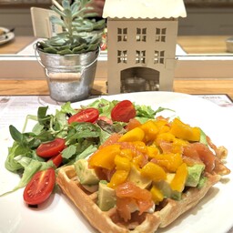 Waffles salati al salmone