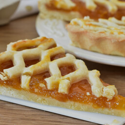 Crostata con marmellata di pesche