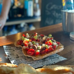 Fresella con tartara di ricciola