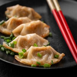 Gyoza di pollo e verdure.