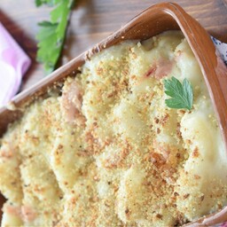 Gnocchi soufflè gratinati con besciamella e granella di nocciole