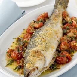 Branzino al cartoccio con pomodorini, olive e capperi