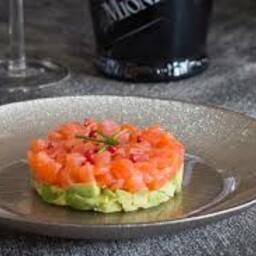 TARTARE SALMONE AVOCADO 