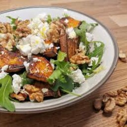 Insalata Vegana con pomodorini, cetrioli e feta