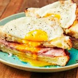 CROQUE MADAME: cotto, formaggio, besciamella, grana e uovo al tegamino