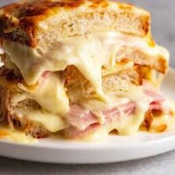 CROQUE MONSIEUR: cotto, formaggio, besciamella e grana.