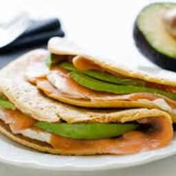 CREPES STOCCOLMA: avocado, formaggio spalmabile e salmone fumè.