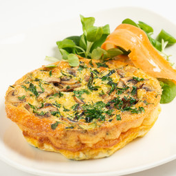 Frittatona contadina alle verdure con le uova della Cascina Battivacco e patatine steak house