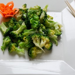 Broccoli saltati con aglio(stagionale)