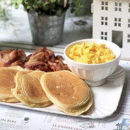 Pancakes della casa con uova e bacon 
