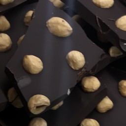 Cioccolato svizzero fondente in pezzi con nocciole