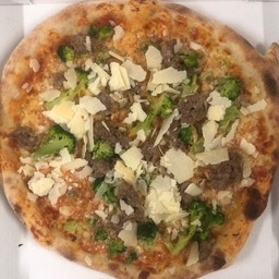 Pizza con salsiccia broccoli e grana