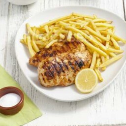 Grilled chicken breast with chips